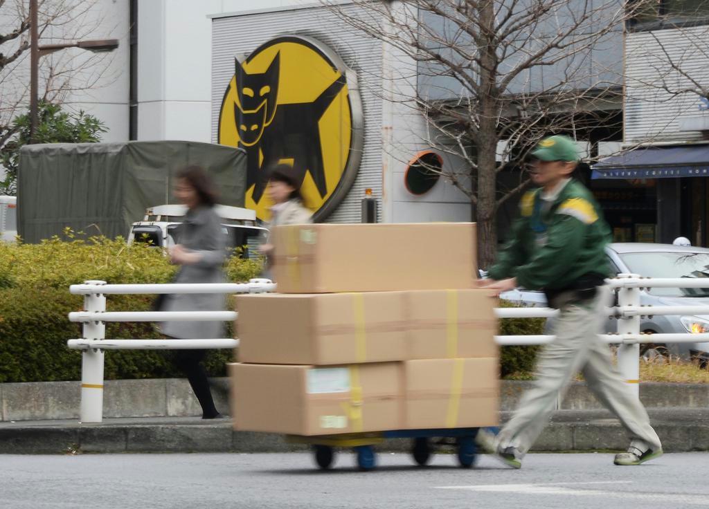 ヤマト運輸はコストに見合った値上げが不可欠と判断し、配送運賃を全面的に値上げする検討に入った＝東京都中央区（伴龍二撮影）