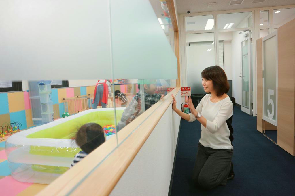 子供と一緒に通えるリクルートホールディングスのオフィス＝２月、東京都港区