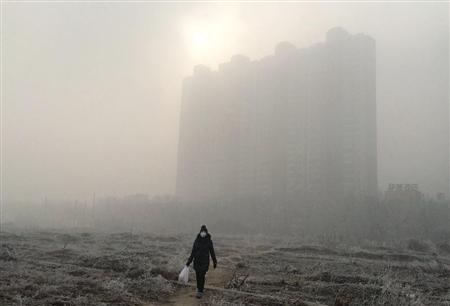 深刻な大気汚染でかすむ北京市内＝１月４日（共同）