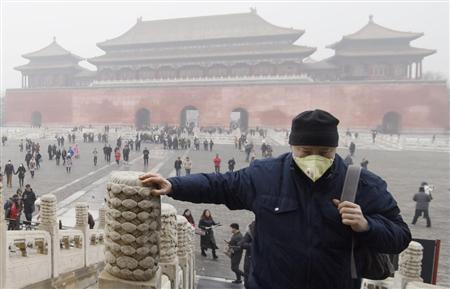 北京の故宮博物院で、深刻な大気汚染のためマスクをする観光客＝１月５日（共同）