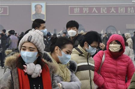深刻な大気汚染による「赤色警報」が発令された北京で、マスクをつけて天安門広場を訪れる人たち＝２０１６年１２月１７日（共同）