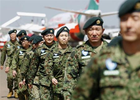 陸上自衛隊１１次隊の先発隊＝２０１６年１１月２１日、首都ジュバの空港（共同）