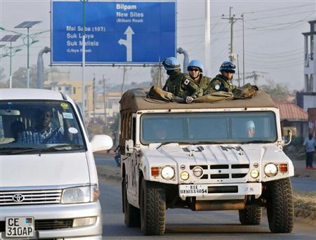 国連ＰＫＯ施設へ向かう陸上自衛隊員。新任務の「駆け付け警護」と「宿営地の共同防衛」を担う＝２０１６年１２月１２日、南スーダン・ジュバ（共同）