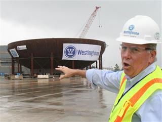 建設中の新型原子炉を説明するウェスチングハウスの担当者＝２０１３年、米ジョージア州のボーグル原発（吉村英輝撮影）