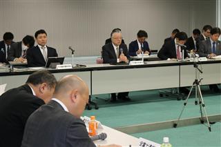 今春闘の労使交渉の状況について説明する電機連合の野中孝泰中央執行委員長(中央)=6日、東京都港区(宇野貴文撮影) 今春闘の労使交渉の状況について説明する電機連合の野中孝泰中央執行委員長(中央)=6日、東京都港区(宇野貴文撮影)