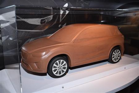 スカイアクティブ技術の展示室は、初代ＣＸ－５のクレイモデルがお出迎え。マツダミュージアム