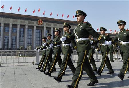 北京の人民大会堂前で警備する武装警察隊員＝３日（共同）