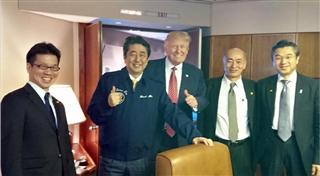 安倍晋三首相の昭恵夫人が「エアフォースワンでマイアミに移動しました。」とのコメントとともにフェイスブックに投稿した写真。首相はエアフォースワンと書かれたジャンパーを着ている