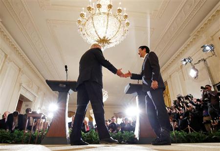 米ホワイトハウスでの共同記者会見を終え、安倍晋三首相に歩み寄って握手するトランプ米大統領。２日間にわたって「気配り」を示し続けた＝２月１０日（ロイター）