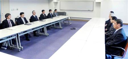 最終交渉に臨む電機大手の経営側（右）と電機連合の幹部＝１１日、東京都港区