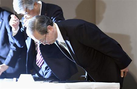 ２月１４日の記者会見では４－１２月期決算の発表延期を謝罪した綱川智・東芝社長だったが、再度の延期となる＝東京都港区の本社