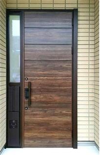 ミサワホームが開発した玄関一体型の宅配ボックス。左下部が荷物の投入口 ミサワホームが開発した玄関一体型の宅配ボックス。左下部が荷物の投入口