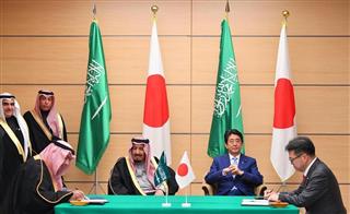 共同投資に関する調査の覚書の署名式を見守るサウジアラビアのサルマン国王と安倍晋三首相＝１３日、首相官邸（納冨康撮影）