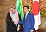 サウジアラビアのサルマン国王（左）を出迎え、握手する安倍晋三首相＝１３日午後、首相官邸