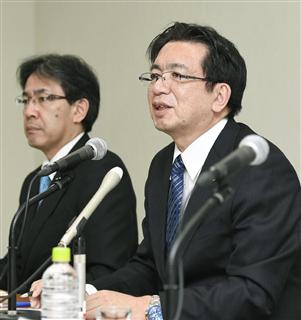 記者会見するトヨタ自動車の上田達郎常務役員（右）ら＝１５日午後、愛知県豊田市