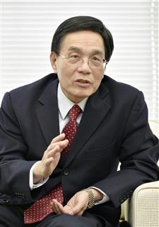 インタビューに応じるシャープの戴正呉社長＝１４日、堺市