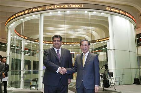 握手を交わすサウジ証取のハサンＣＥＯ（左）とＪＰＸの清田瞭ＣＥＯ＝１４日午前、東京・日本橋兜町の東京証券取引所