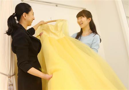 「美女と野獣」タイアップキャンペーンのドレスに興奮する記者