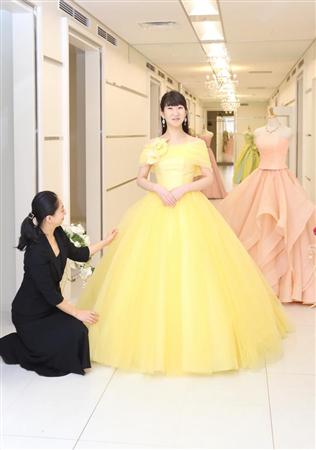 初めてのカラードレスに大満足の記者