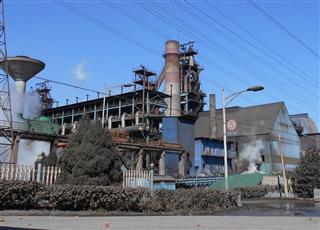 １２日、週末も煙を上げる唐山市北部の製鉄所。設備にはさびが目立った（三塚聖平撮影）