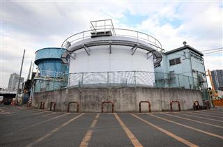 築地市場内のろ過海水施設。築地市場では１７日の朝から一部で断水が続いている＝１７日午後、東京都中央区（福島範和撮影）