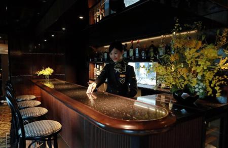 「トワイライトエクスプレス瑞風」５号車のラウンジカーにあるバーカウンター＝大阪市淀川区（宮沢宗士郎撮影）