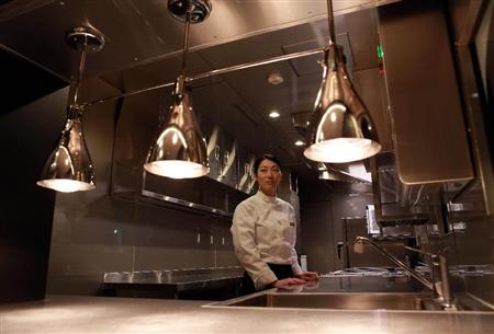 「トワイライトエクスプレス瑞風」６号車の食堂車の厨房＝大阪市淀川区（宮沢宗士郎撮影）