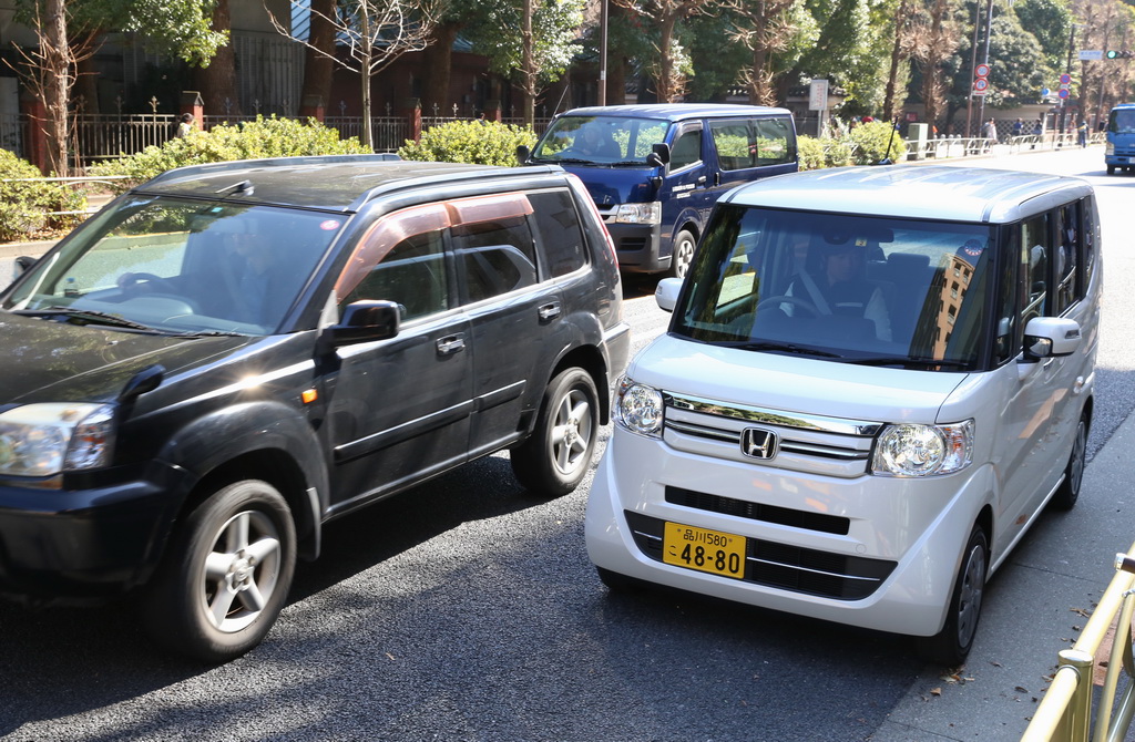 横を走る日産・エクストレイルより背が高いホンダ「Ｎ－ＢＯＸ」