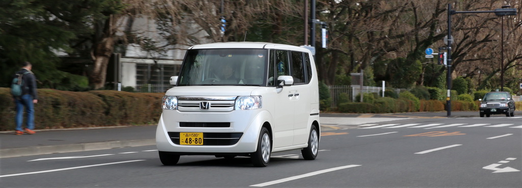 ホンダ本社ビルに近い明治神宮外苑を走る「Ｎ－ＢＯＸ」