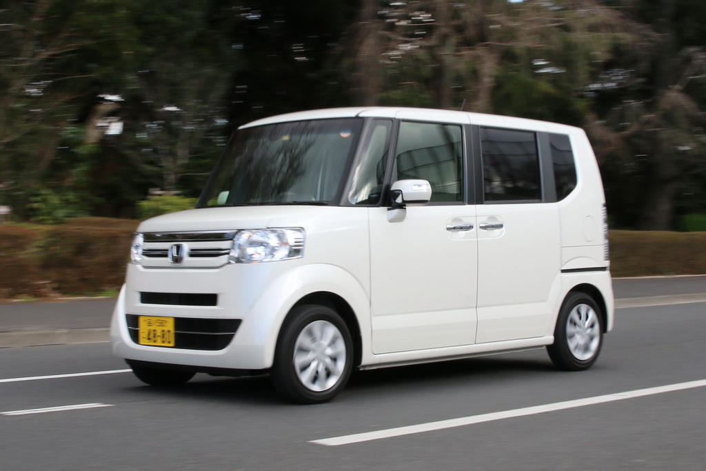 明治神宮外苑を走行するホンダ「Ｎ－ＢＯＸ」（法定速度で走行していますが、流動感を出すために低速でシャッターを切っています）