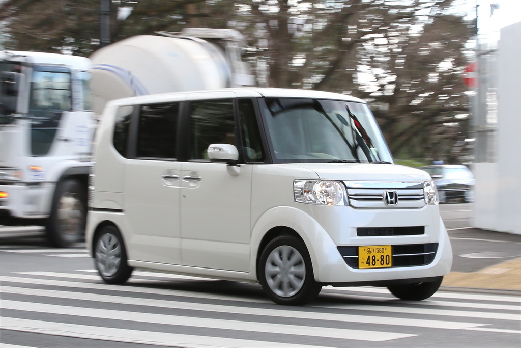 シンプルなデザインは好感が持てる。物足りない人はギラギラしたＮ－ＢＯＸカスタムをどうぞ！