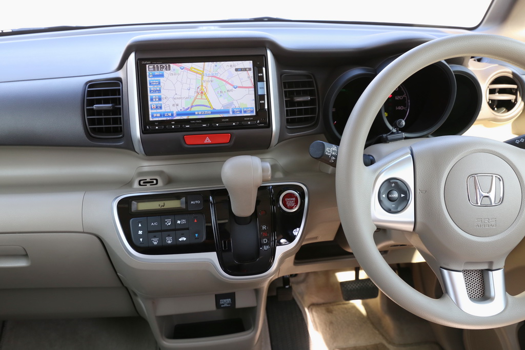 シンプルなインパネ回り。質感もいい