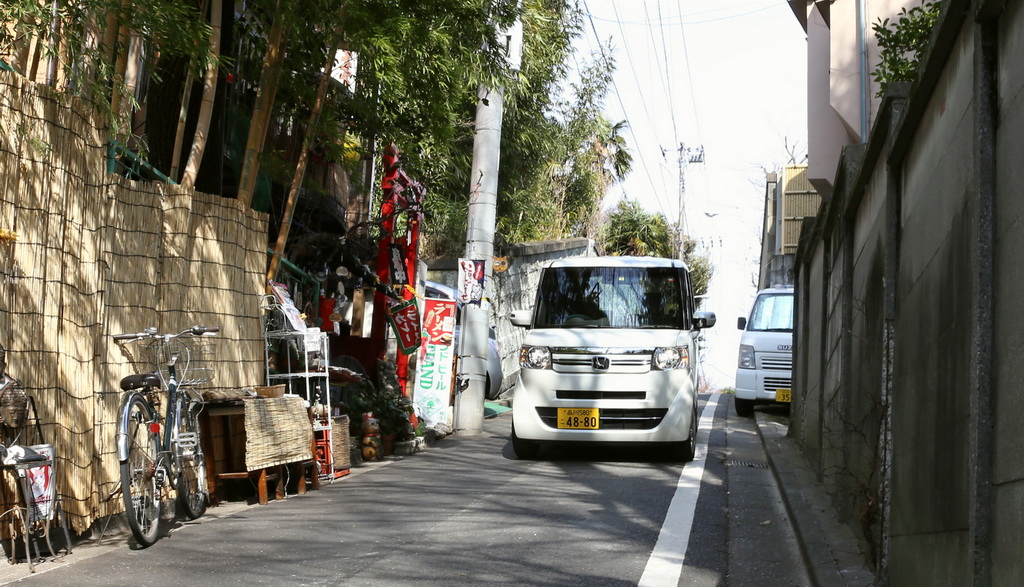 谷中の喫茶店、ねんねこ家の前を走るホンダ「Ｎ－ＢＯＸ」