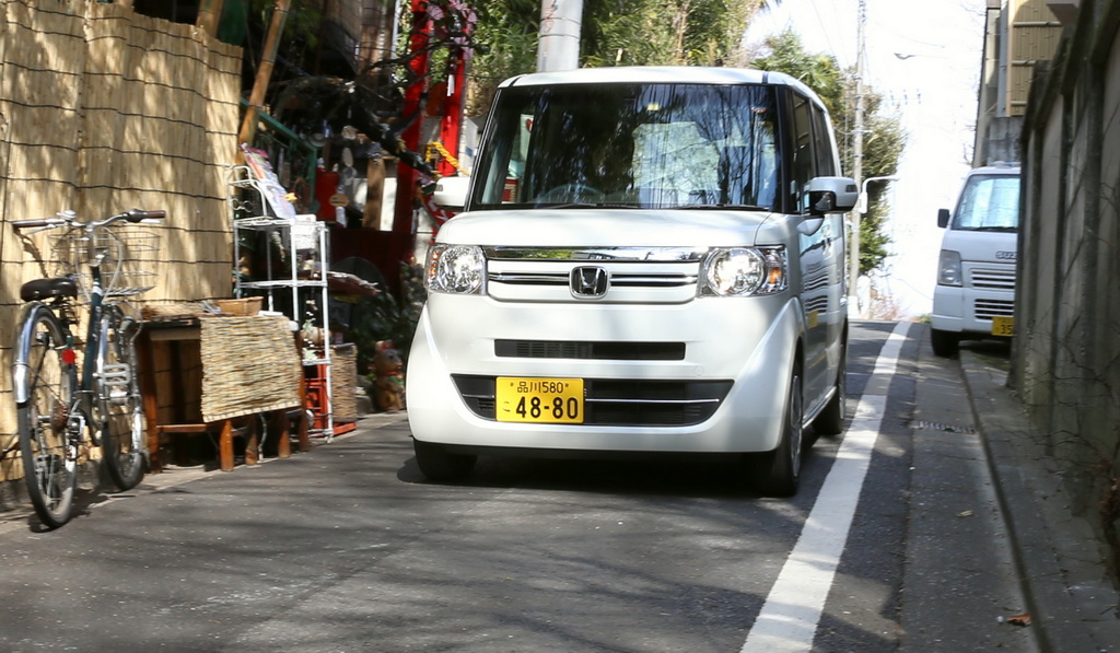 谷中の喫茶店、ねんねこ家の前を走るホンダ「Ｎ－ＢＯＸ」