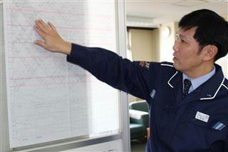 震災当時の運行対応などを説明するＪＲ貨物の安田晴彦氏＝東京都品川区