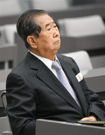 東京都議会の百条委員会の開始を待つ石原慎太郎元都知事＝２０日午後
