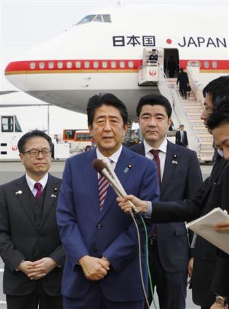 欧州歴訪の出発前、記者の質問に答える安倍首相＝１９日午後、羽田空港