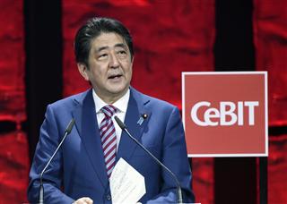 情報通信機器展示会の開会行事であいさつする安倍晋三首相＝１９日、ハノーバー（ロイター）