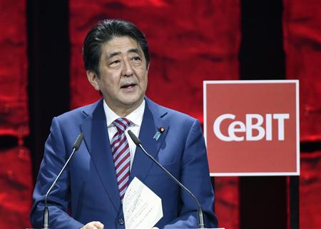 情報通信機器展示会の開会行事であいさつする安倍晋三首相＝１９日、ハノーバー（ロイター）