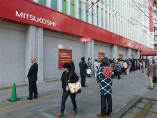 ２０日に閉店した三越千葉店。最終日は開店前から行列ができた＝千葉市中央区