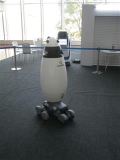 警備用ロボット開発の明治大学発ベンチャー、ＳＥＱＳＥＮＳＥ（シークセンス）もＮＥＤＯから助成金を受けた＝２月８日、東京都大田区の羽田空港