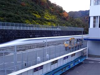 轟音を立てて近付き、一瞬で走り去るリニア＝山梨県都留市の県立リニア見学センター