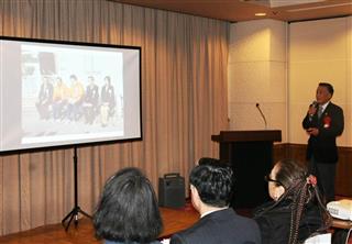 愛媛銀行の動物愛護の取り組みについて、表彰式の会場で説明する担当者（右）＝２２日、東京都港区（永田岳彦撮影）