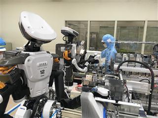 資生堂が掛川工場に導入したヒト型ロボット=静岡県掛川市 資生堂が掛川工場に導入したヒト型ロボット=静岡県掛川市