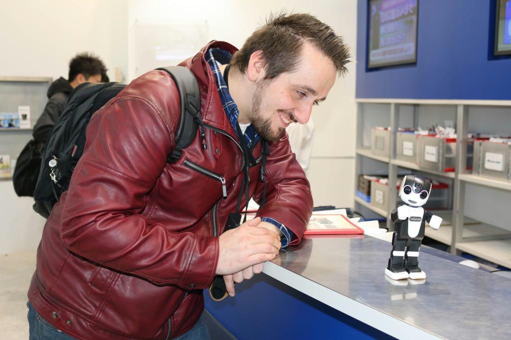 ロボット型携帯電話「ロボホン」を使った観光サービス＝２２日、東京都大田区の京急羽田空港国際線ターミナル駅