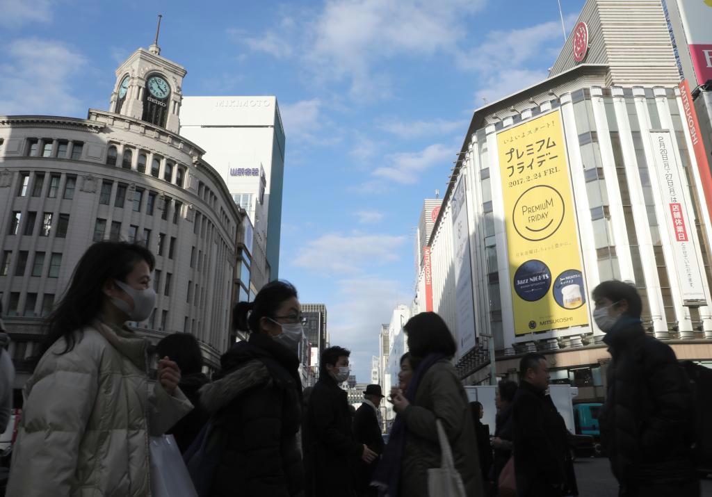 プレミアムフライデーをＰＲする看板が掲げられた銀座三越＝２月２４日午後、東京・銀座