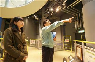 ＰＲセンターで山本みずきｉＲＯＮＮＡ特別編集長（左）に再処理の仕組みを説明する赤坂広報部部長