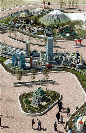 報道関係者に公開された、「レゴランド・ジャパン」の名古屋城（下）などの模型＝１７日午後、名古屋市