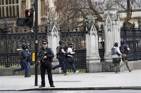 ウエストミンスター橋の事件で議会の外を警備する武装警官＝２２日、ロンドン（ロイター）
