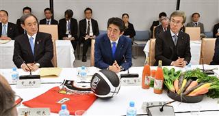 未来投資会議に臨む(左から)菅義偉官房長官、安倍晋三首相、石原伸晃経済再生担当相=24日午後、首相官邸(斎藤良雄撮影) 未来投資会議に臨む(左から)菅義偉官房長官、安倍晋三首相、石原伸晃経済再生担当相=24日午後、首相官邸(斎藤良雄撮影)